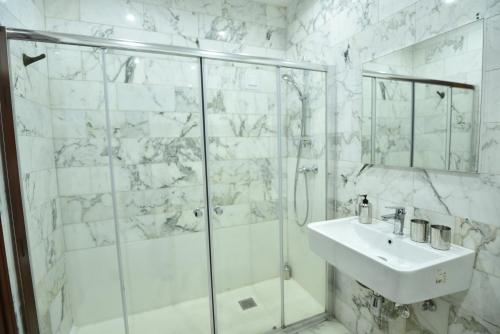 Ein Badezimmer in der Unterkunft XL Seafront Home in Sliema
