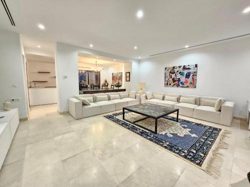Ruang duduk di Stylish luxe house with gardens in la Marsa