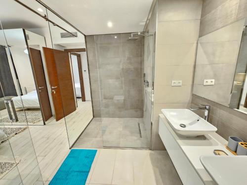 Bilik mandi di Stylish luxe house with gardens in la Marsa