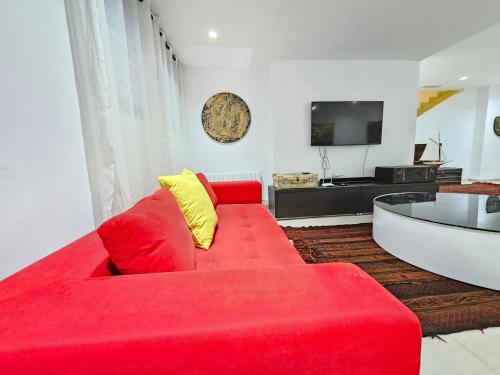 Televisyen dan/atau pusat hiburan di Stylish luxe house with gardens in la Marsa