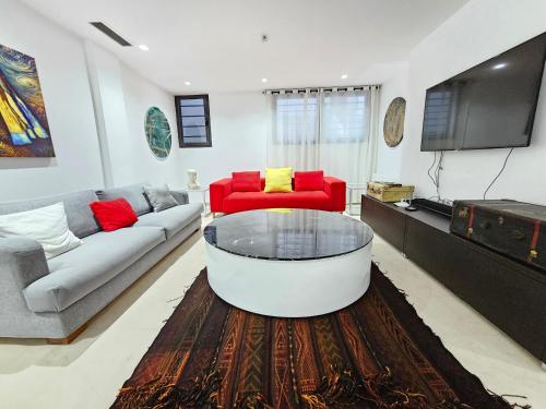 Televisyen dan/atau pusat hiburan di Stylish luxe house with gardens in la Marsa