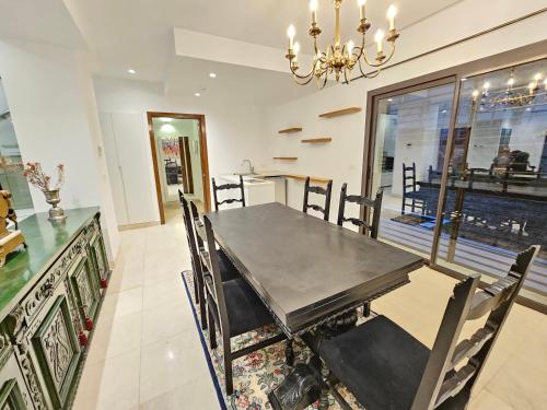Ruang duduk di Stylish luxe house with gardens in la Marsa