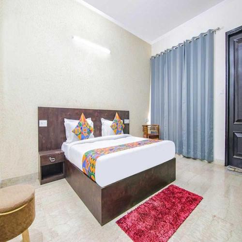 Una cama o camas en una habitación de Hotel Viraj