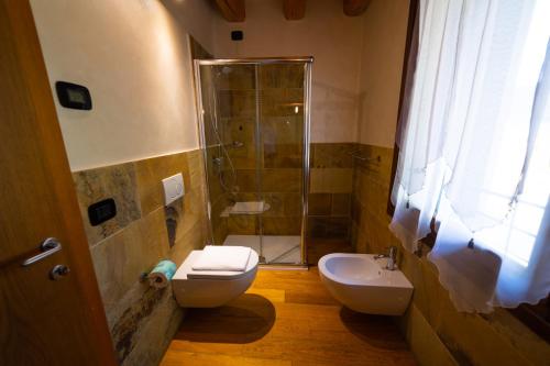 a bathroom with a shower and a toilet and a sink at AGRITURISMO RIVA RATTA in Montecchio Maggiore