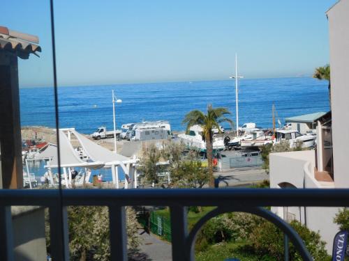 Superbe T2 face mer avec piscine