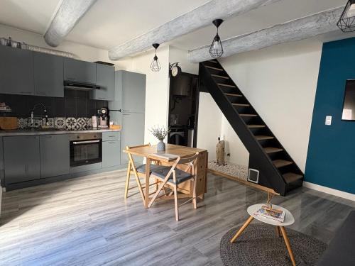 une cuisine avec une table en bois et un escalier dans l'établissement Séjour paisible en Provence, à Lambesc