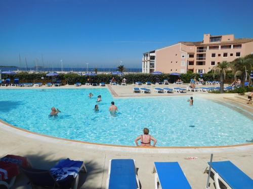- un groupe de personnes dans la piscine d'un complexe dans l'établissement Superbe T2 face mer avec piscine, à Six-Fours-les-Plages