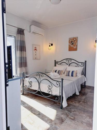 a bedroom with a black and white bed in a room at Studio Mimika in Perissa