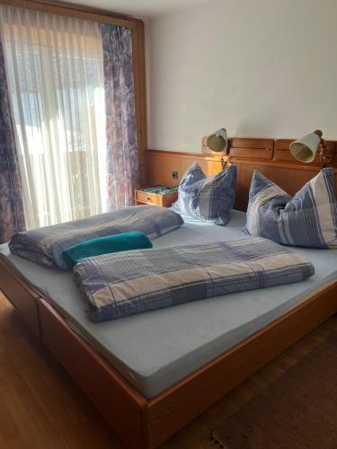 Postel nebo postele na pokoji v ubytování Gasthof Raufner