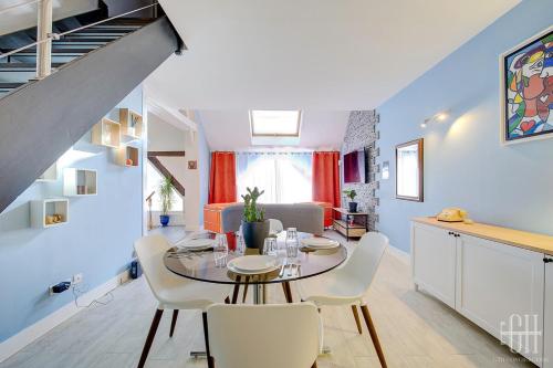 une salle à manger et un salon avec une table et des chaises dans l'établissement Le Duplex - loft - 4 voyageurs, à La Riche