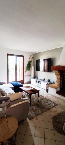 un salon avec un canapé et une table dans l'établissement Welcome, Bienvenue, Chez Charly!, à Nébian