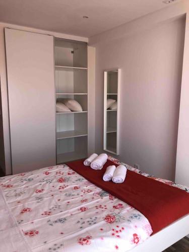 a bedroom with a bed with towels on it at Appartement 3Z - Centre de Esposende avec vue sur la ville in Esposende