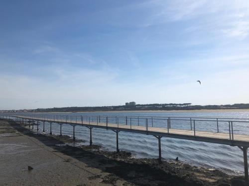 a bridge over the water next to a beach at Appartement 3Z - Centre de Esposende avec vue sur la ville in Esposende