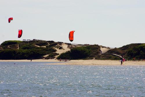 a group of people flying kites on the beach at Appartement 3Z - Centre de Esposende avec vue sur la ville in Esposende