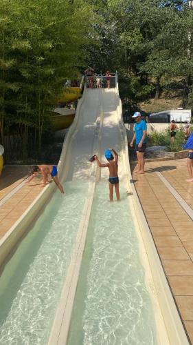 un groupe de personnes debout dans une piscine dans l'établissement Camping Paradis Domaine de Gaujac, à Boisset-et-Gaujac