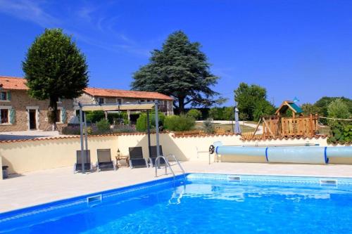 une grande piscine avec un toboggan aquatique dans l'établissement Gites at Le Tilleul - Le Pommier, à Le Lindois