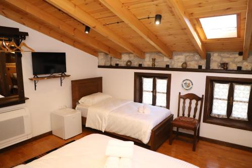 Postel nebo postele na pokoji v ubytování Vila Art Berat Castle