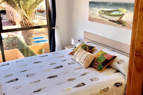 a bedroom with a bed with a view of the ocean at Aire de Oceano in Costa de Antigua