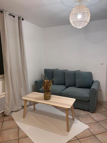un salon avec un canapé bleu et une table basse dans l'établissement 2 rooms very well located in L'Isle-sur-la-Sorgue, à LʼIsle-sur-la-Sorgue