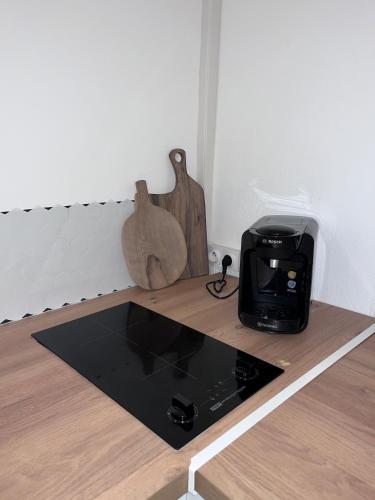 - une petite télévision au-dessus du parquet dans l'établissement 2 rooms very well located in L'Isle-sur-la-Sorgue, à LʼIsle-sur-la-Sorgue