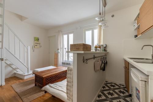 une cuisine avec un évier et un plan de travail dans l'établissement Le Mont - Super appartement au coeur de Paris, à Paris