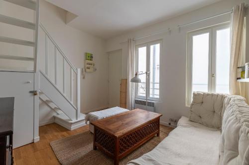 un salon avec un canapé et une table dans l'établissement Le Mont - Super appartement au coeur de Paris, à Paris