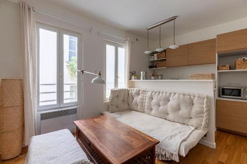 un salon avec un canapé et une table dans l'établissement Le Mont - Super appartement au coeur de Paris, à Paris