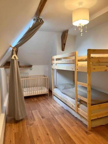 une chambre avec deux lits superposés dans une pièce dans l'établissement Maison de village sud Touraine avec piscine proche Chinon Azay, à Tavant