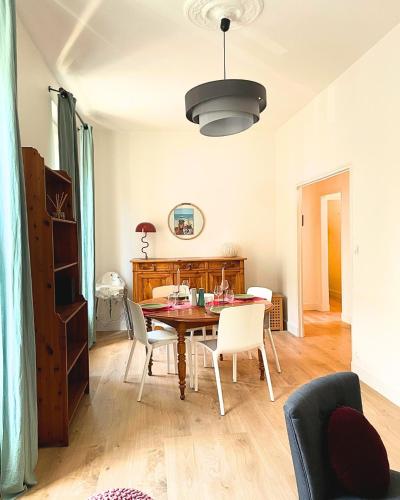 une salle à manger avec une table et des chaises dans l'établissement T3 Lumineux Proche de la Mer avec Place de Parking, à Dinard