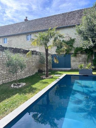 une maison avec une piscine devant une maison dans l'établissement Maison de village sud Touraine avec piscine proche Chinon Azay, à Tavant