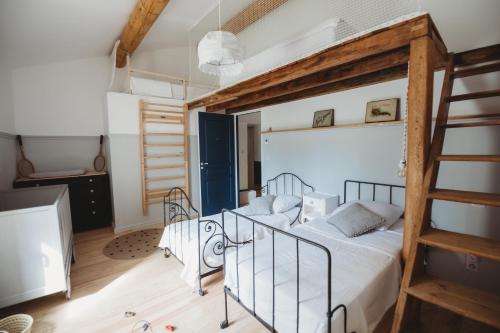 une chambre avec un lit superposé et une échelle dans l'établissement Mas des Ecoliers - Ecochic family farmhouse, à Châteaurenard