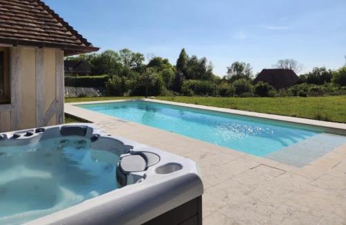 - une piscine avec un bain à remous dans l'arrière-cour dans l'établissement Villa La Normandie, à Touques