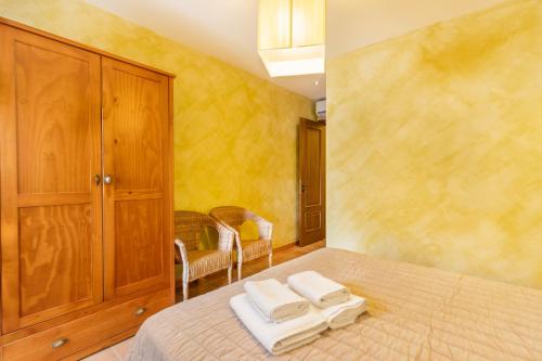 a bedroom with a bed with towels on it at Cal Emilia in Ossó de Sió