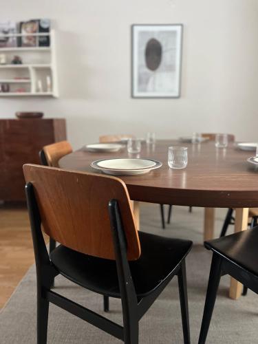 a dining room table with chairs and a wooden table at Kaunis huoneisto keskellä Vuokattia in Vuokatti