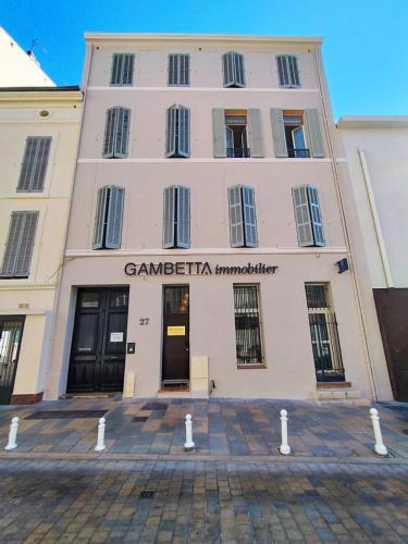 a large building with the name of the building at Short Time Suites Toulon Centre 1 "LE STUDIO" Check-in auto in Toulon