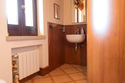 a bathroom with a sink and a mirror and a toilet at Sammit holiday home in Michelica