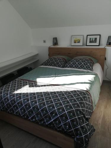 une chambre avec un lit avec une tête de lit en bois dans l'établissement Maison independante proche de Disney et Paris, à Favières