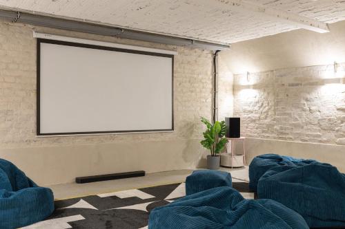 3 BDR apt in Prenzlauer Berg with cinema photo 27