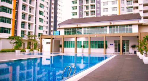 een zwembad voor een gebouw bij Classic Spot - Meru Raya in Ipoh
