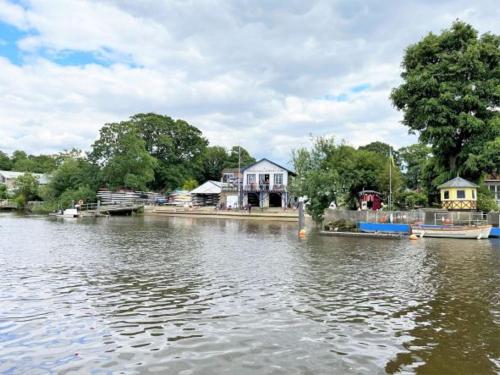 a body of water with houses in the background at Twickenham Fraser Apartments in Twickenham