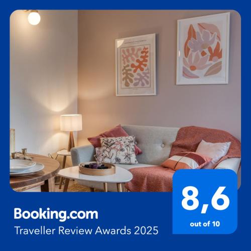 un salon avec un canapé et deux tables dans l'établissement Cottage Au Coin du Feu, à Rambouillet