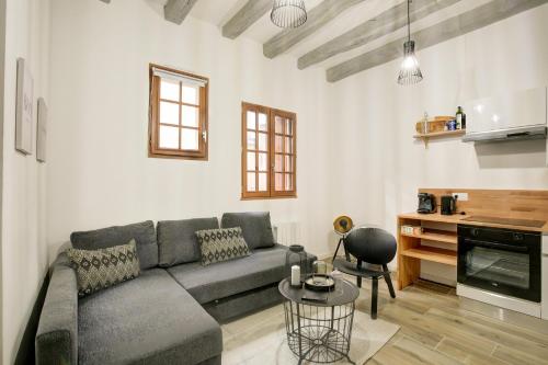 un salon avec un canapé et une table dans l'établissement La cabane - A l Ombre des vieilles poutres, à Tours