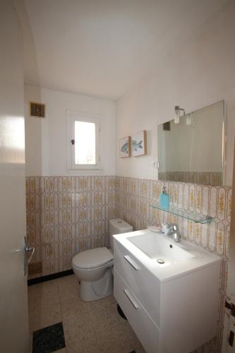 une salle de bain avec des toilettes blanches et un lavabo dans l'établissement Belle maison de vacances proche du centre et des plages, 8 couchages, vue mer, 80m de la mer de PORTIRAGNES PLAGE LXRM21, à Portiragnes