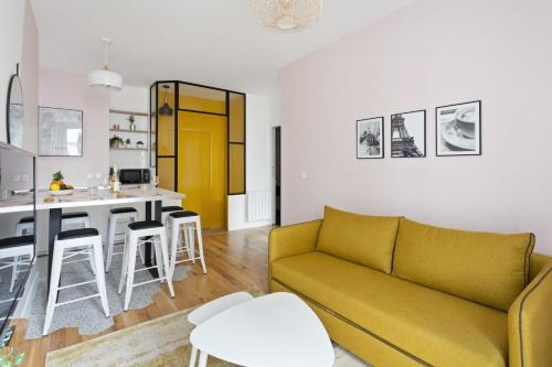 Pink Design 2BDR Flat in the Heart of Bastille