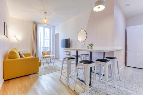 Pink Design 2BDR Flat in the Heart of Bastille