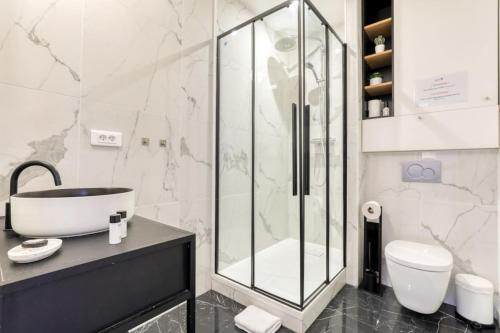 Pink Design 2BDR Flat in the Heart of Bastille