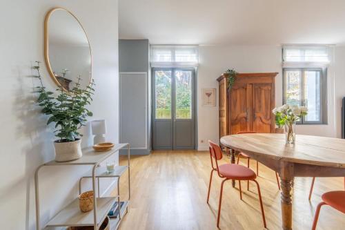 une salle à manger avec une table et un miroir dans l'établissement Stunning family apartment, à Tours