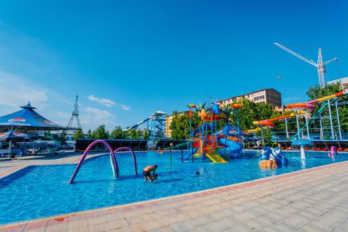 Una gran piscina con un parque acuático con toboganes. en GRAND HOTEL SOGDIANA, en Samarkand