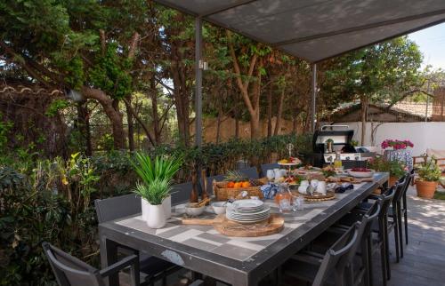 Coastal Chic Luxury Villa La Reina in Ai Giannis