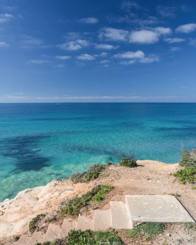 a view of the ocean from atop a cliff at Ale house experience in Riola Sardo